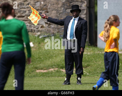 L'ex arbitro della Premier League Uriah Rennie si occupa di una partita di calcio come parte del progetto finanziato dalla Heritage Lottery, ricreando una partita di calcio utilizzando 1858 regole presso l'Hallam FC, il campo di calcio più antico del mondo. Foto Stock