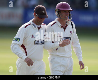 Somerset battitore Chris Jones (a destra) dopo il suo 130 contro l'Australia è ringraziato dal suo capitano Marcus Trescoshick durante la partita International Tour presso il County Ground di Taunton. Foto Stock