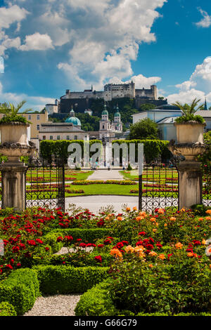 Giardini di Mirabell con la cattedrale e il castello di Hohensalzburg in background, Salisburgo, Austria Foto Stock