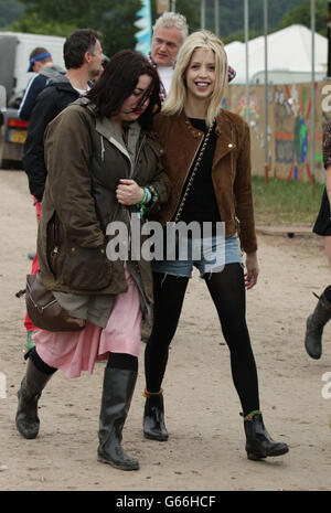 Peaches Geldof (a destra) backstage durante la prima giornata di esibizione del Glastonbury 2013 Festival of Contemporary Performing Arts al Pilton Farm, Somerset. Foto Stock