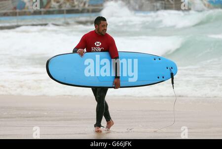 British & Irish Lions Toby Faletau surf a Bondi Beach, Sydney in Australia. Foto Stock