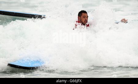 British & Irish Lions Toby Faletau surf a Bondi Beach, Sydney in Australia. Foto Stock