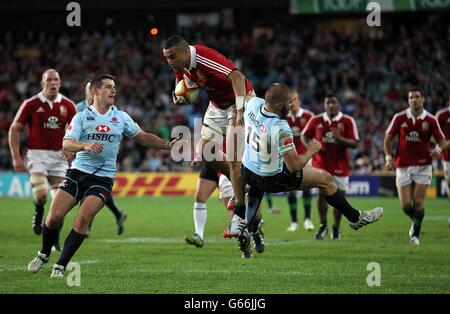 Rugby Union - Tour dei Lions britannici e irlandesi nel 2013 - NSW Waratahs / Lions britannici e irlandesi - Allianz Stadium. Simon Zebo dei Lions britannici e irlandesi cattura la palla alta sotto pressione da Drew Mitchell di NSW Waratahs Foto Stock