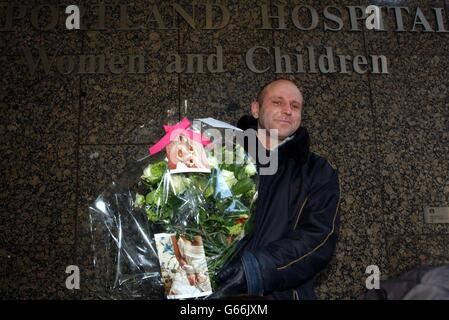 Una consegna di fiori arriva al Portland Hospital di Londra, dove Claudia Schiffer, supermodella, ha dato alla luce ieri un bambino. Il bambino da 7lb, ancora senza nome, è stato consegnato dalla sezione Cesarean all'ospedale centrale di Londra. * Matthew Vaughn, il produttore cinematografico tedesco di Schiffer, era all'ospedale mentre era stata sottoposta alla procedura. Foto Stock