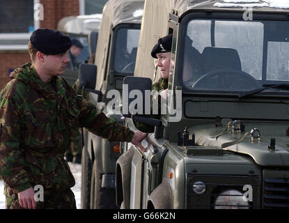 Soldiers of 2nd Signals Regt si prepara a lasciare le caserme di Worsley a York, per il viaggio al porto di Marchwood, come parte dei preparativi militari di emergenza del Regno Unito per una possibile guerra con l'Iraq. Foto Stock