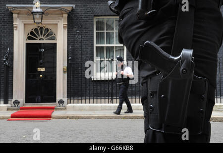 Un ufficiale di polizia armato outsi10 Downing Street, Londra. Foto Stock