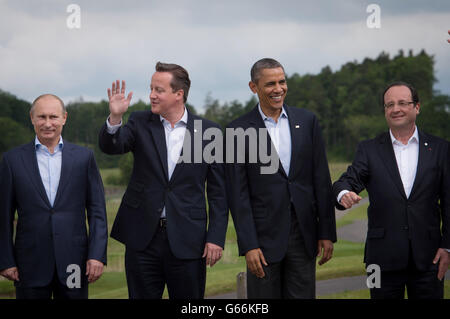 Al presidente russo Vladimir Putin si uniscono (da sinistra a destra), il primo ministro David Cameron, il presidente degli Stati Uniti Barack Obama e il presidente francese Francois Hollande, che propongono una fotografia di famiglia al vertice G8 di Lough Erne a Enniskillen, Irlanda del Nord. Foto Stock