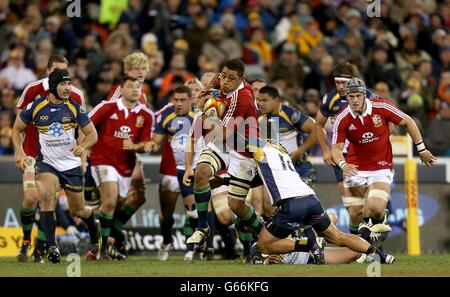 Toby Faletau (centro) dei Lions britannici e irlandesi in azione con ATTO Toomua Matt di Brumblies Foto Stock