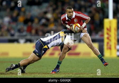 Simon Zebo (a destra) dei Lions britannici e irlandesi in azione con ATTO Toomua Matt di Brumblies Foto Stock