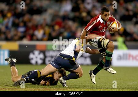 Toby Faletau (destra) dei Lions britannici e irlandesi in azione con ATTO Ruan Smith di Brumbies Foto Stock