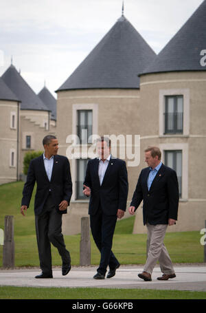 Il primo ministro David Cameron cammina a pranzo con il presidente degli Stati Uniti Barack Obama e il primo ministro irlandese Enda Kenny (destra) durante il vertice del G8 su Lough Erne vicino a Enniskillen in Irlanda del Nord. Foto Stock