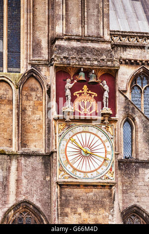 Clock sull'esterno della Cattedrale di Wells, Somerset, Inghilterra, Regno Unito Foto Stock