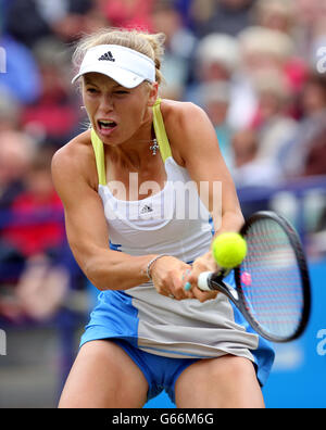 Caroline Wozniacki, in Danimarca, si è attivata sulla strada per la vittoria su Ekaterina Makarova della Russia durante l'AEGON International al Devonshire Park, Eastbourne. Foto Stock