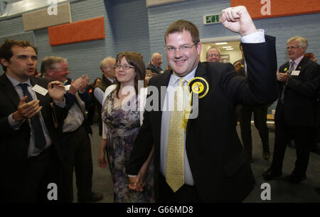 Il candidato SNP Mark McDonald arriva con sua moglie Louise McDonald durante il conteggio delle elezioni di Aberdeen Donside al Beacon Center di Aberdeen, Scozia. Foto Stock