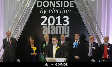 Il candidato della SNP Mark McDonald (centro) celebra la vittoria della Aberdeen Donside by-election al Beacon Center di Aberdeen, Scozia. Foto Stock