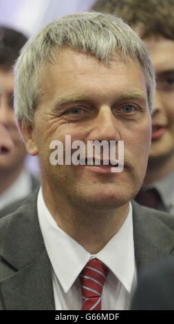 Il candidato al lavoro Willie Young durante il conteggio delle by-elezioni Aberdeen Donside al Beacon Centre, Aberdeen, Scozia. Foto Stock