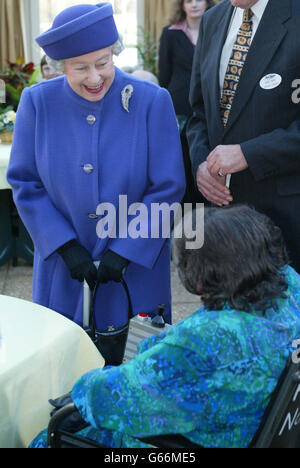 La Regina Elisabetta II della Gran Bretagna parla a Vogwell da Cottenham vicino Cambridge, a Park House - un centro di tregua disabili - sul Sandringham, Estate. * la Regina, che è patrona della Fondazione Leonard Cheshire che gestisce il centro, ha visitato l'hotel in due occasioni precedenti, la prima nel luglio 1987, quando ha ufficialmente aperto il centro. Foto Stock