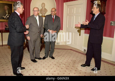 Tony Blair (destra), primo ministro britannico, con il ministro degli Esteri britannico Jack Straw (sinistra), l'ispettore delle armi Cheif delle Nazioni Unite, Hans Blix (seconda sinistra) e il capo dell'Agenzia internazionale per l'energia atomica Mohamed El Baradei, al 10 di Downing Street. * El Baradei ha detto che il regime di Saddam Hussein doveva mostrare progressi prima che gli ispettori presentassero la loro prossima relazione all'ONU il 14 febbraio. Foto Stock