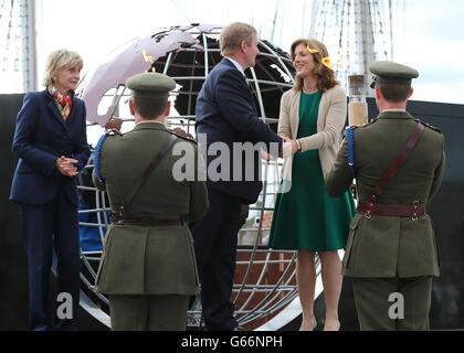 La fiamma eterna dalla tomba di John F Kennedy è consegnata da Jean Kennedy Smith (a sinistra) e Taoiseach Enda Kenny e Caroline Kennedy (a destra) al porto di New Ross a Co Wexford, come parte di una celebrazione per celebrare il 50° anniversario della visita di John F Kennedy in Irlanda. Foto Stock