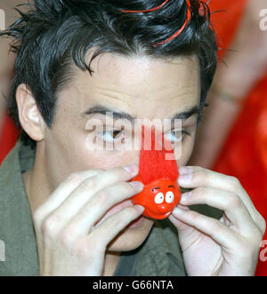 Pop Idol secondo classificato Gareth Gates durante il Red Nose Day 2003 il lancio dei Big Hair al Great Eastern Hotel nel centro di Londra. Il Red Nose Day 2003 è venerdì 14 marzo 2003. Foto Stock