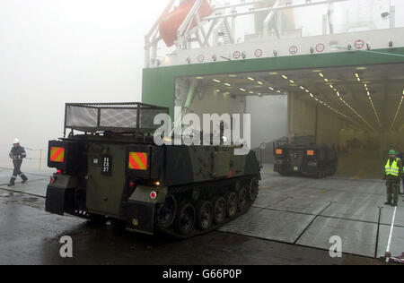 Gli esperti del movimento 69 Control Squadron e parte del Regiment Royal Logistics Corps del 24 caricano un'artiglieria semovente AS90 da 155 mm sulla MV Longstone, che è impostata per lasciare Emden in bassa Sassonia, Germania. *... Mentre 6000 veicoli militari venivano spediti in Medio Oriente in preparazione di una possibile guerra, i capi ispettori delle Nazioni Unite sono arrivati a Baghdad per valutare il rispetto da parte dell'Iraq delle richieste delle Nazioni Unite sul suo programma di armi. Hans Blix e Mohamed ElBaradei, capo dell'Agenzia internazionale per l'energia atomica, spingeranno il regime iracheno a migliorare drasticamente la sua cooperazione Foto Stock