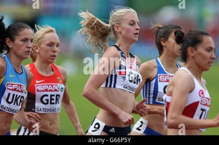Hannah England (centro) della Gran Bretagna compete nei 1500 metri femminili durante il secondo giorno dei campionati europei di atletica leggera del 2013 a Sage Gateshead, Gateshead. Foto Stock