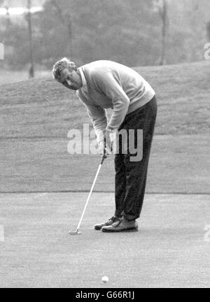 Bernard Hunt vede la sua lunga fine putt appena a corto della quinta buca durante il torneo di gioco di partita professionale esso Golden al Moor Park Golf Club in Hertfordshire. Foto Stock