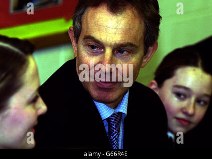 Il primo Ministro Tony Blair parla con i bambini alla Tong School di Bradford . Il primo Ministro e il suo Segretario di Stato, David Blunkett, hanno già visitato il Firth Park Community College, nella circoscrizione di Sheffield Brightside di Blunkett. Foto Stock