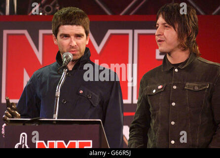 Noel Gallagher (a sinistra) e Gem Archer della rock band Oasis si aggiudicano il premio per la Best UK Band durante i NME Carling Awards al po Na Na a ovest di Londra. Foto Stock