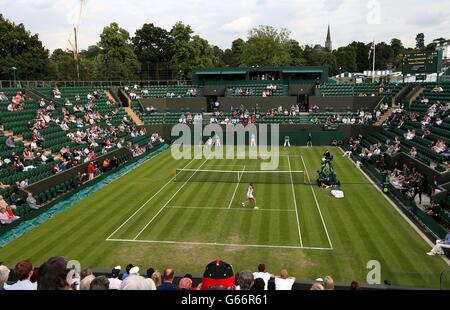 Posti vuoti intorno al campo numero 2 come il belga Kirsten Flipkens gioca la Serbia Bojana Jovanovski durante il terzo giorno del Wimbledon Championships presso l'All England Lawn Tennis and Croquet Club, Wimbledon. Foto Stock