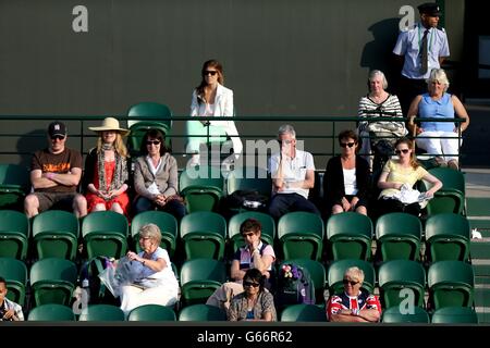 Posti vuoti intorno al campo numero 2 come il belga Kirsten Flipkens gioca la Serbia Bojana Jovanovski durante il terzo giorno del Wimbledon Championships presso l'All England Lawn Tennis and Croquet Club, Wimbledon. Foto Stock