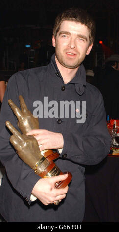 Noel Gallagher della rock band Oasis con i suoi premi per Best UK Band e Artist of the Year durante i NME Carling Awards al po Na Na nella zona ovest di Londra. Foto Stock