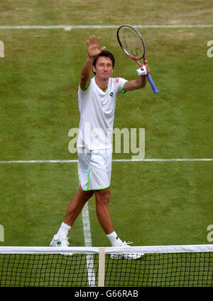 Il Sergiy Stakhovsky in Ucraina celebra la vittoria di Roger Federer in Svizzera durante il terzo giorno del Wimbledon Championships presso l'All England Lawn Tennis and Croquet Club di Wimbledon. Foto Stock