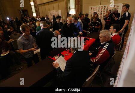 Andy Irvine, manager del tour Lions britannico e irlandese, e Warren Gatland, si preparano a consegnare il team per il secondo test, durante la conferenza stampa al Grand Hyatt Hotel di Melbourne in Australia. Foto Stock