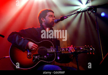 Noel Gallagher della rock band Oasis si esibisce sul palco durante i NME Carling Awards al po Na Na a West London. Foto Stock