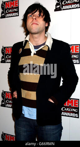 La rock star Ryan Adams arriva per i NME Carling Awards al po Na Na nella zona ovest di Londra. *23/01/04: La star della musica americana Ryan Adams, che si stava riprendendo dopo aver spezzato il polso durante una caduta in un concerto britannico. Il cantante rock di 29 anni fa stava eseguendo uno spettacolo di sell-out al Royal Court Theatre di Liverpool quando l'incidente è avvenuto ieri sera. La stella, che ha girato alla fama in seguito al suo acclamato album d'oro, è precipitata dal palco e ha sofferto quello che si credeva fosse un polso fratturato. Foto Stock