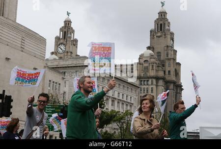 Membri dell'Unione nazionale degli insegnanti (NUT) e del NASUWT che partecipano all'azione industriale a Liverpool. Migliaia di insegnanti stanno organizzando oggi una passeggiata di un giorno nella prima di una nuova ondata di scioperi su stipendi, pensioni e condizioni. Foto Stock