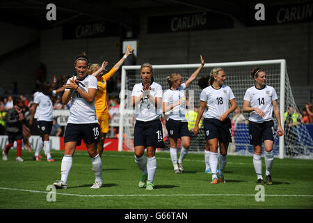 L-R: Lucy Bronze inglese, portiere Karen Bardsley, Jordan Nobbs, Sophie Bradley, toni Duggan e Jade Moore applaudono alla folla al fischio finale Foto Stock