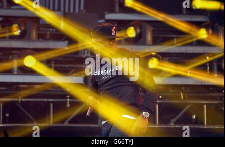 Dizzee Rascal sul palco di Pyramid durante il primo giorno di esibizione del festival delle arti dello spettacolo contemporanee di Glastonbury 2013 presso la Pilton Farm, Somerset Foto Stock