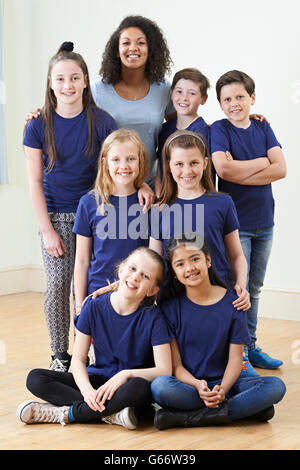 Gruppo di bambini con insegnante gustando Drama Workshop insieme Foto Stock