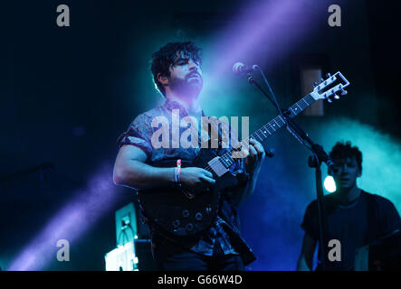 Yannis Philippakis of Foals si esibisce sull'altro palco, durante la prima giornata di esibizione del festival delle arti dello spettacolo contemporaneo di Glastonbury 2013 presso la Pilton Farm, Somerset. Foto Stock