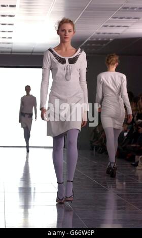 Un modello indossa una creazione della designer Sophia Kokosalaki durante la sfilata di passerelle della collezione autunno/inverno 2003 nell'ambito della London Fashion Week, al 1 St John's Lane, Londra. Foto Stock