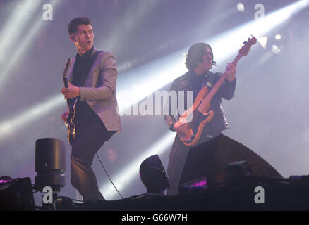 Alex Turner (a sinistra) e Nick o'Malley of the Artic Monkeys che si esibiscono sul palco di Pyramid, durante la prima giornata di esibizione del festival delle arti dello spettacolo contemporanee di Glastonbury 2013 a Pilton Farm, Somerset. Foto Stock