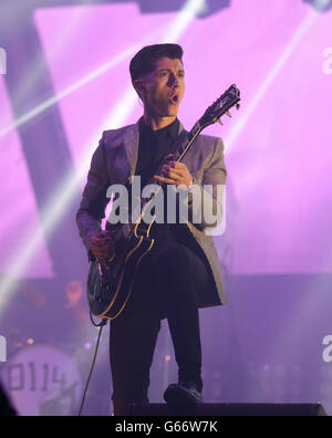 Alex Turner of the Artic Monkeys si esibisce sul palco di Pyramid, durante la prima giornata di esecuzione del Glastonbury 2013 Festival of Contemporary Performing Arts presso la Pilton Farm, Somerset. Foto Stock