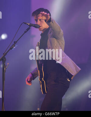 Alex Turner of the Artic Monkeys si esibisce sul palco di Pyramid, durante la prima giornata di esecuzione del Glastonbury 2013 Festival of Contemporary Performing Arts presso la Pilton Farm, Somerset. Foto Stock