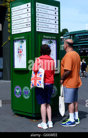 Tennis - 2013 Wimbledon Championships - Day Six - The All England Lawn Tennis and Croquet Club. Gli spettatori guardano le mappe durante il sesto giorno dei campionati di Wimbledon all'All England Lawn Tennis and Croquet Club, Wimbledon. Foto Stock