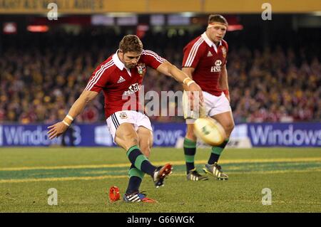Rugby Union - Tour dei Lions britannici e irlandesi nel 2013 - seconda prova - Australia / Lions britannici e irlandesi - Etihad Stadium. Leigh Halfpenny dei Lions britannici e irlandesi segna un calcio di punizione Foto Stock