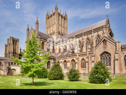 Vista dal sud-est della Cattedrale di Wells, Somerset, Inghilterra, Regno Unito Foto Stock
