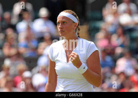 Petra Kvitova della Repubblica Ceca celebra la sconfitta dell'Ekaterina Makarova della Russia durante il sesto giorno dei Campionati di Wimbledon presso l'All England Lawn Tennis and Croquet Club di Wimbledon. Foto Stock