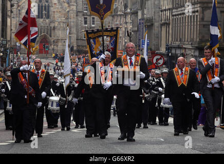 Le bande orange Order sfilano attraverso il centro di Edimburgo. Foto Stock